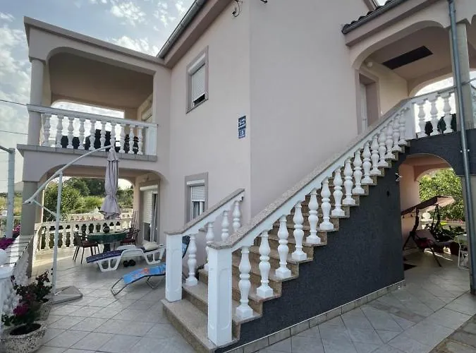 Mirela * Vrh (Krk)
